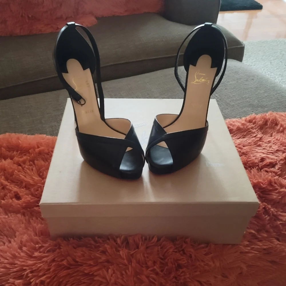 Shoes and sunglasses - Picture 2 of 9